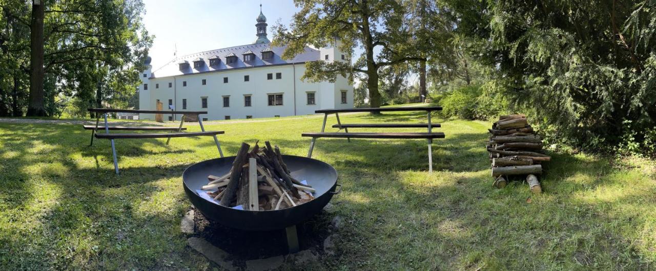 Depandance - Vedlejsi Budova U Zamku Třešť Kültér fotó